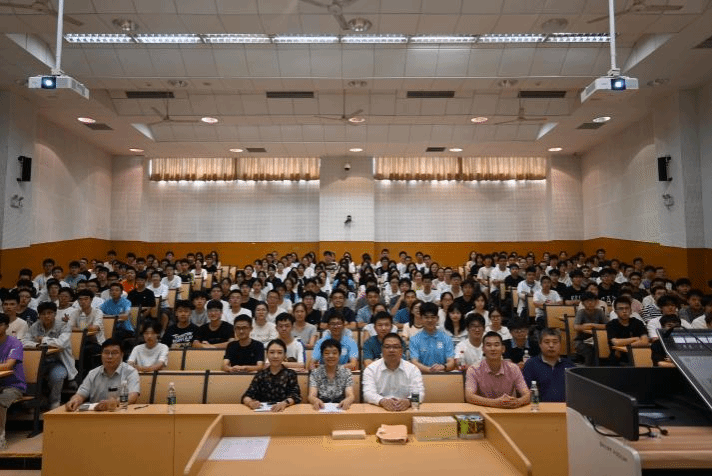 Beat365中文官方网站举行2025级新生入学教育